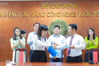 Bà Nguyễn Thị Ngọc Xuân, Bí thư Tỉnh Đoàn Bình Dương và ông Nguyễn Khánh Cường Hiệu trưởng Trường Cao đẳng Công nghệ Quốc tế LIlAMA2 ký thỏa thuận hợp tác