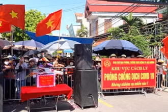 Người dân xã Liên Hồng chờ đợi thời khắc được gỡ bỏ phong tỏa.