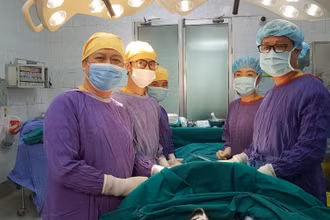 Các bác sĩ thực hiện ca gắp dị vật hy hữu cho bệnh nhân.