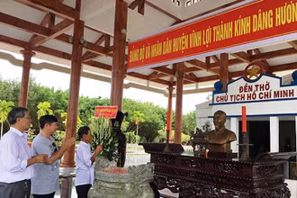 Đền thờ Bác Hồ tại xã Châu Thới, huyện Vĩnh Lợi (Bạc Liêu) được nhiều người dân khắp nơi đến viếng thăm, thắp hương thành kính.