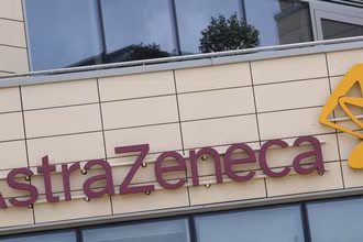 Văn phòng AstraZeneca và biểu tượng của công ty ở Cambridge, Anh. Ảnh: AP.