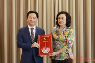 Lãnh đạo Thành ủy Hà Nội trao quyết định cho đồng chí Trần Anh Tuấn.