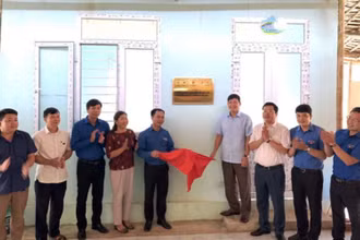 Các đại biểu kéo băng khánh thành công trình điểm Trường mầm non khu Sỏi - Bìn.