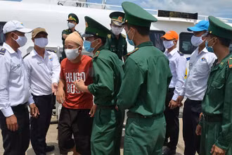 Cán bộ, chiến sĩ Bộ đội Biên phòng tỉnh Bình Thuận đón các ngư dân bị nạn được đưa từ Phú Quý vào đất liền ngay sau khi tàu cập cảng Phan Thiết.