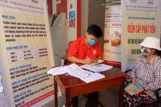 Người dân nhận tiền hỗ trợ.