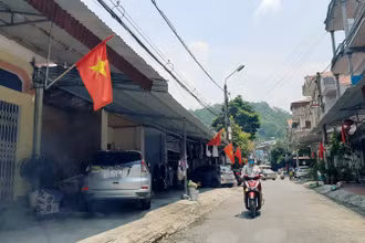 Nhiều hộ đã xây dựng nhà kiên cố trên khu đất tập thể ngân hàng (dãy phía bên trái) nhưng không có biên bản xử lý vi phạm của cấp có thẩm quyền tại thời điểm xây dựng.