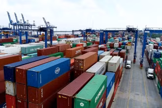Các container hàng hóa tại cảng Cát Lái (TP Hồ Chí Minh).
