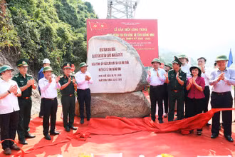Lễ khánh thành công trình đưa điện lưới quốc gia ra đảo Trần.