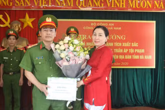 Đồng chí Đinh Thị Lụa, Phó Bí thư Tỉnh ủy Hà Nam trao thưởng cho các tập thể, cá nhân có thành tích xuất sắc.