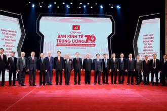 Các đồng chí lãnh đạo tham dự Chương trình gặp mặt “Ban Kinh tế Trung ương - 70 năm với sự nghiệp đổi mới và phát triển kinh tế Đảng”.