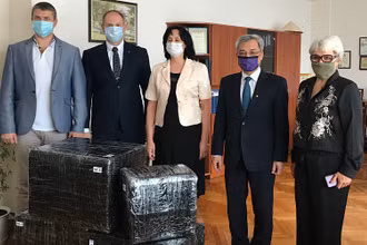 Đại sứ cùng đại diện Hội hữu nghị Ukraine – Việt Nam trao tặng quà vật tư y tế cho Trường chuyên ngữ 251 mang tên Chủ tịch Hồ Chí Minh