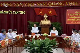 Đồng chí Trần Cẩm Tú phát biểu ý kiến tại buổi làm việc với Thành ủy Cần Thơ.