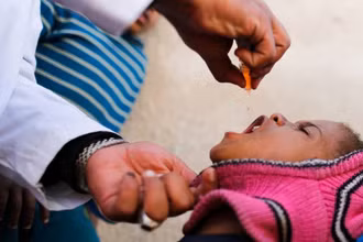 Trẻ em uống vaccine phòng bại liệt trong chiến dịch phòng bệnh ở Sanaa, Yemen, ngày 20/2/2017. (Ảnh minh họa: REUTERS)