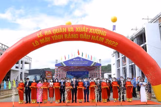 Lễ bàn giao lô hàng máy tính bảng đầu tiên năm 2022. 