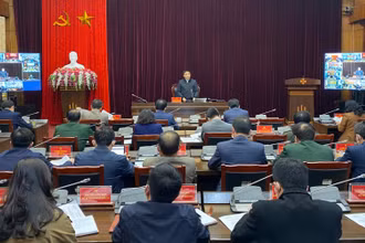 Đồng chí Nguyễn Văn Thắng, Ủy viên Trung ương Đảng, Bí thư Tỉnh ủy Điện Biên phát biểu tại cuộc họp.