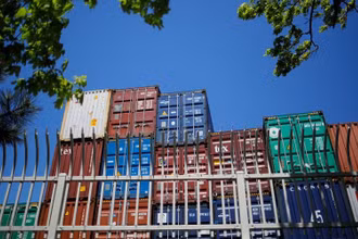 Các container tập kết tại cảng container Paul W. Conley ở Boston, Massachusetts, Mỹ. (Ảnh: REUTERS)
