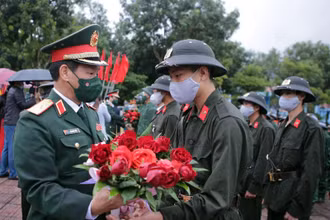 Đưa tiễn tân binh lên đường làm nhiệm vụ.
