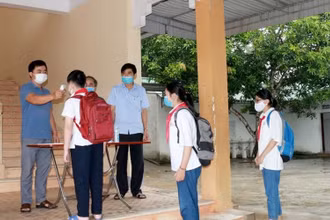 Học sinh ở các trường học trên địa bàn thành phố Vinh kiểm tra nhiệt độ trước khi vào lớp.