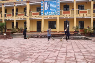 Giáo viên trường THCS xã Dị Chế, huyện Tiên Lữ, tỉnh Hưng Yên dọn vệ sinh chuẩn bị đón học sinh đến trường.