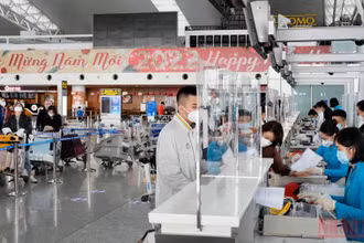 Hành khách làm thủ tục hàng không tại sân bay Nội Bài dịp Tết Nguyên đán.