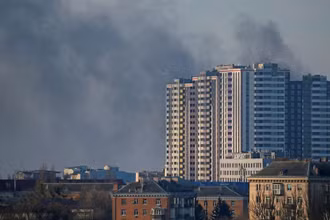 Khói bốc lên sau 1 cuộc pháo kích ở Kiev, Ukraine, ngày 26/2/2022, trong bối cảnh Nga tiến hành chiến dịch quân sự đặc biệt tại Ukraine. Ảnh: REUTERS