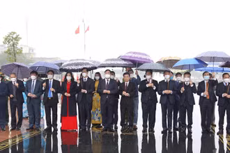 Đoàn đại biểu tỉnh Nam Định dâng hương tưởng niệm Tổng Bí thư Trường Chinh.