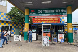 Ngày 20/2, Cửa hàng xăng, dầu của Công ty TNHH thương mại dịch vụ Biên Khoa tại 69/10X Phạm Văn Chiêu, phường 14, quận Gò Vấp, Thành phố Hồ Chí Minh treo biển “hết xăng”. 