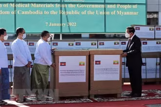 Thủ tướng Campuchia Samdech Techo Hun Sen (phải) trao tặng thiết bị vật tư y tế để hỗ trợ Myanmar ứng phó đại dịch Covid-19. (Ảnh: THX/TTXVN)