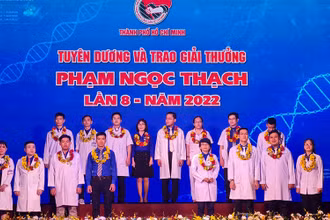 Các thầy thuốc trẻ được trao thưởng Giải thưởng Phạm Ngọc Thạch lần thứ VIII năm 2022.