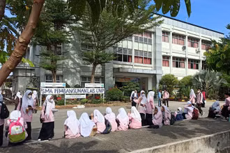 Học sinh một trường tiểu học sơ tán khỏi tòa nhà sau trận động đất mạnh 6,2 độ ở đảo Sumatra, Indonesia ngày 25/2/2022. (Ảnh: Antara) 