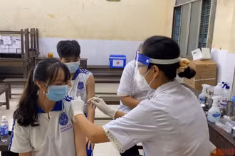 Các học sinh lớp 12 ở Long Xuyên tiêm vaccine. Ảnh: THANH DŨNG