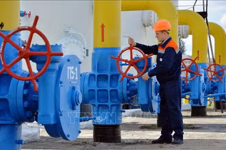 Công nhân vận hành hệ thống đường ống dẫn khí đốt tại thị trấn Boyarka, vùng Kiev, Ukraine. (Ảnh tư liệu: AFP/TTXVN)