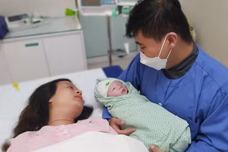 Công dân nhí đầu tiên Xuân Nhâm Dần chào đời tại Bệnh viện Phụ sản Hà Nội.