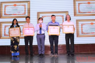 Phó Chủ tịch Ủy ban nhân dân tỉnh Đồng Nai Nguyễn Sơn Hùng trao tặng Bằng khen cho các cá nhân có thành tích xuất sắc trong năm 2021.