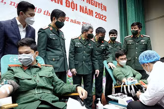 Thượng tướng Đỗ Căn cùng Bí thư Trung ương Đoàn Nguyễn Minh Triết và đại diện lãnh đạo các đơn vị trong quân đội động viên các cán bộ, chiến sĩ trẻ tại chương trình hiến máu tình nguyện.