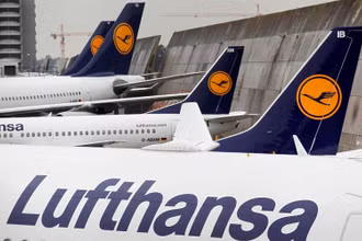 Máy bay của hãng hàng không Lufthansa tại Sân bay Frankfurt, Đức. (Ảnh: Reuters)