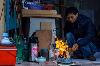 Người Hà Nội đốt lửa sưởi ấm giữa ban ngày trong đợt rét kỷ lục