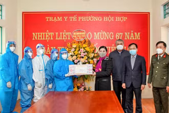 Bí thư Tỉnh ủy Hoàng Thị Thúy Lan tặng quà động viên cán bộ y tế phường Hội Hợp, thành phố Vĩnh Yên.