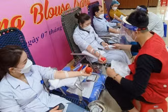 Cán bộ, nhân viên y tế Bệnh viện Đa khoa tỉnh Thanh Hóa hiến máu tình nguyện.