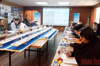 Quang cảnh buổi thi tuyển chấm phương án kiến trúc cầu Trần Hưng Đạo ngày 19/1.