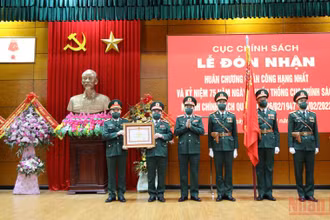 Thừa ủy quyền của Chủ tịch nước, Đại tướng Lương Cường trao Huân chương Quân công hạng nhất tặng Cục Chính sách, Tổng cục Chính trị Quân đội nhân dân Việt Nam. 