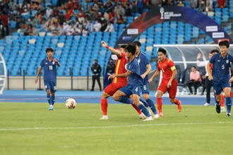  U23 Việt Nam thi đấu quả cảm trước Thái Lan. (Ảnh: VFF)