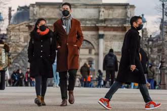Người đi bộ đeo khẩu trang trong Vườn Tuileries ở Paris, Pháp, ngày 5/1/2022. (Ảnh: REUTERS)