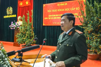 Trung tướng Trần Vi Dân, Giám đốc Học viện Chính trị Công an nhân dân chủ trì hội thảo.