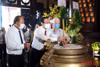 Các đại biểu dâng hương tại Đền tưởng niệm.