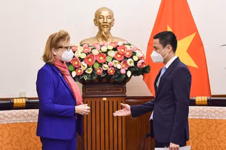 Thứ trưởng Ngoại giao Đặng Hoàng Giang tiếp bà Caitlin Wiesen, Trưởng đại diện UNDP tại Việt Nam. (Ảnh: Báo Thế giới và Việt Nam)