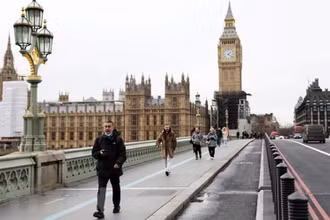 Người dân tại thủ đô London, Anh. (Ảnh: THX/TTXVN)