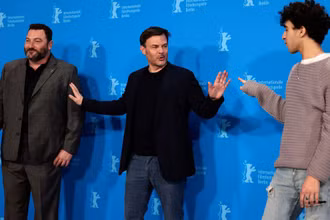 Đạo diễn François Ozon và đoàn làm phim “Peter von Kant” tại buổi chiếu phim mở màn. (Ảnh: Reuters)