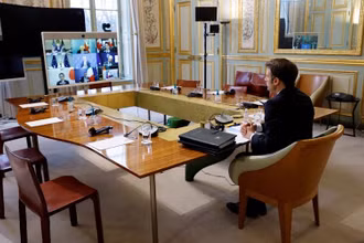 Tổng thống Pháp Emmanuel Macron và các nhà lãnh đạo G7 họp trực tuyến về Ukraine. (ẢNH: REUTERS)