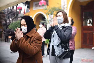 Người Hà Nội đi lễ cầu an ngày rằm tháng Giêng